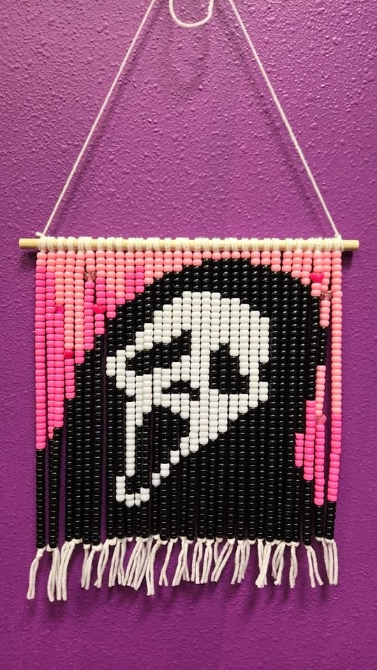 Scream face mask in beads.